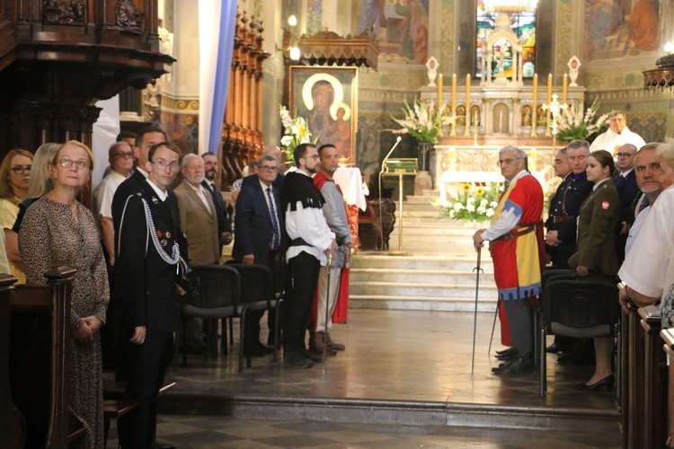 Ks. biskup Szymon Stułkowski w uroczystość Wniebowzięcia NMP: budujmy ołtarze Bogu, a nie demonom