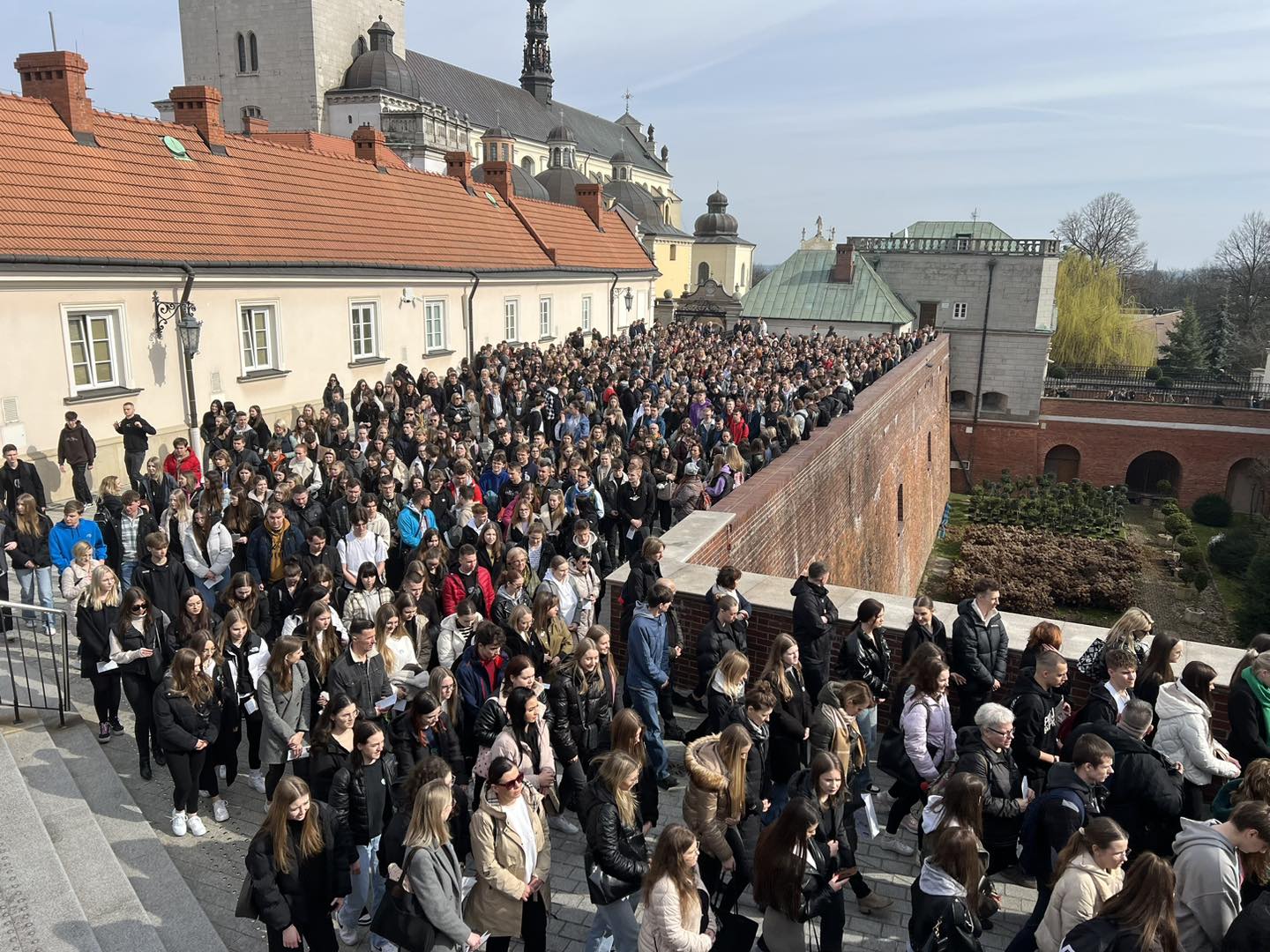 Biskup Mirosław Milewski do maturzystów: bądźcie online z Panem Jezusem