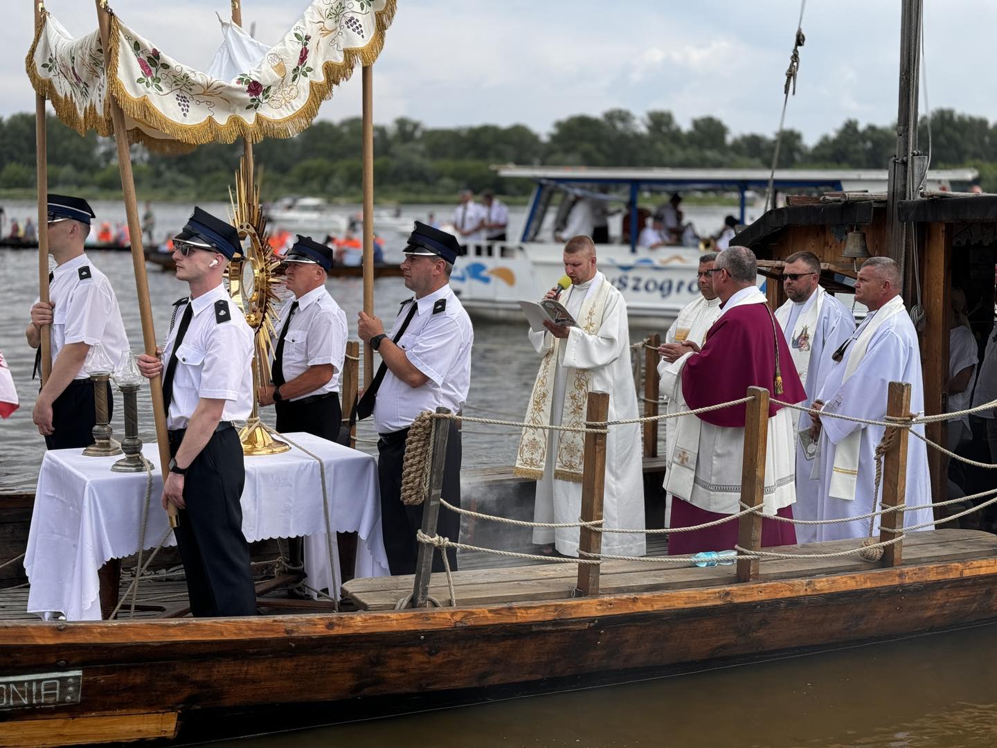 Procesja z Najświętszym Sakramentem popłynęła Wisłą