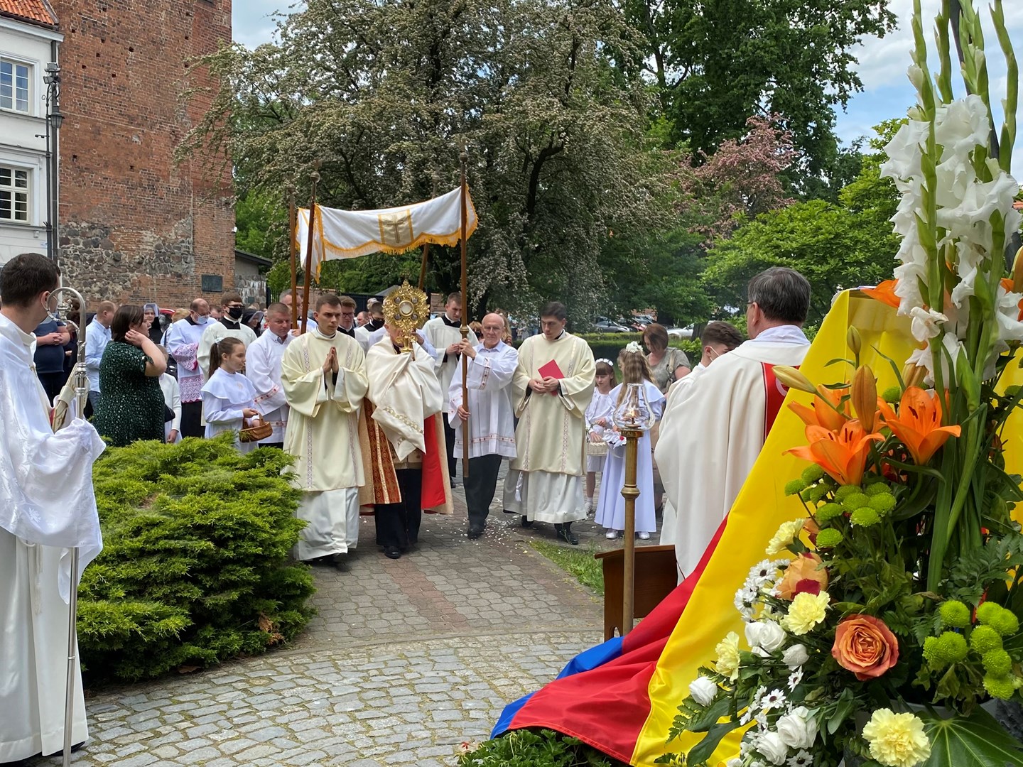 Ks. biskup Mirosław Milewski w Boże Ciało: kto jest przy Jezusie, staje się do Niego podobny